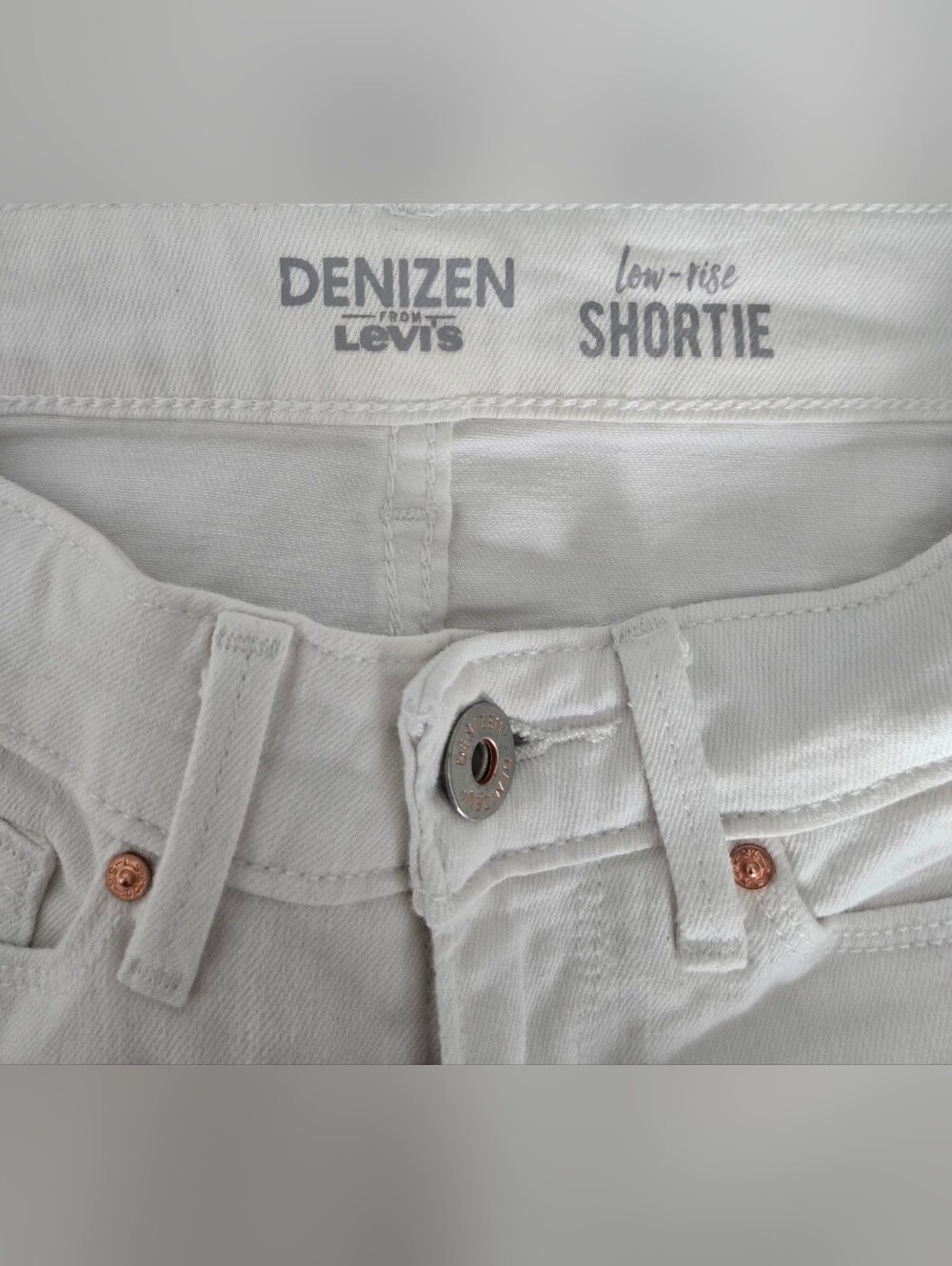 Denizen from Levi's Low Rise Shortie White Distressed Denim Shorts - Size 25 - Picture 3 of 5